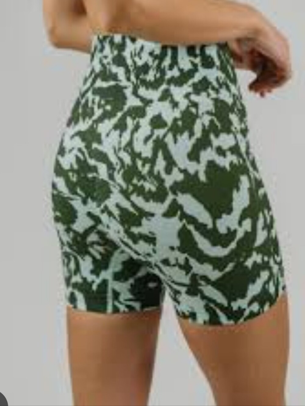 Zyia High-Waisted Green Camo Active Shorts Size Large.